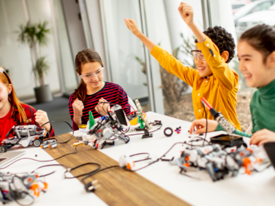 Sérgio Bento De Araújo destaca como a robótica estimula a criatividade e promove o aprendizado ativo nas diferentes etapas da formação escolar.