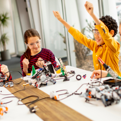 Sérgio Bento De Araújo destaca como a robótica estimula a criatividade e promove o aprendizado ativo nas diferentes etapas da formação escolar.