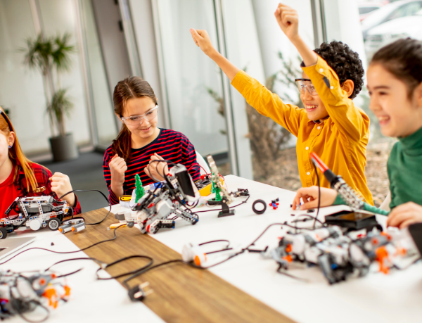 Sérgio Bento De Araújo destaca como a robótica estimula a criatividade e promove o aprendizado ativo nas diferentes etapas da formação escolar.