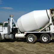 Aprenda os cuidados essenciais no transporte e armazenamento de artefatos de cimento para garantir a durabilidade das peças.