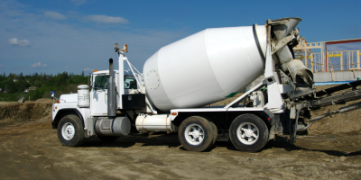 Aprenda os cuidados essenciais no transporte e armazenamento de artefatos de cimento para garantir a durabilidade das peças.