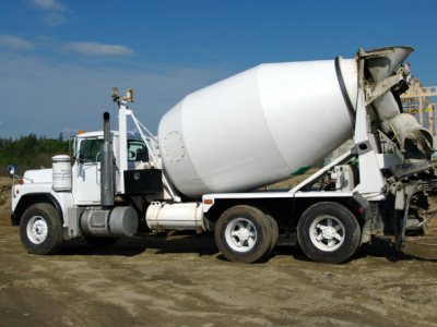 Aprenda os cuidados essenciais no transporte e armazenamento de artefatos de cimento para garantir a durabilidade das peças.
