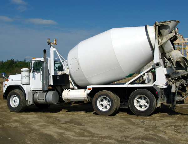 Aprenda os cuidados essenciais no transporte e armazenamento de artefatos de cimento para garantir a durabilidade das peças.