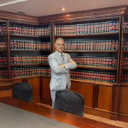 Leonardo Manzan explica que o IVA brasileiro impacta a contratação de serviços tecnológicos avançados ao redefinir bases e créditos.