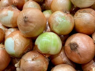 Preço da cebola dispara na Bahia e Brasil amplia importação da Argentina: impacto no bolso e no mercado agroalimentar