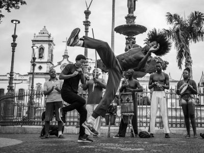 Dançarinos de capoeira se apresentam em uma rua do Pelourinho, em Salvador.