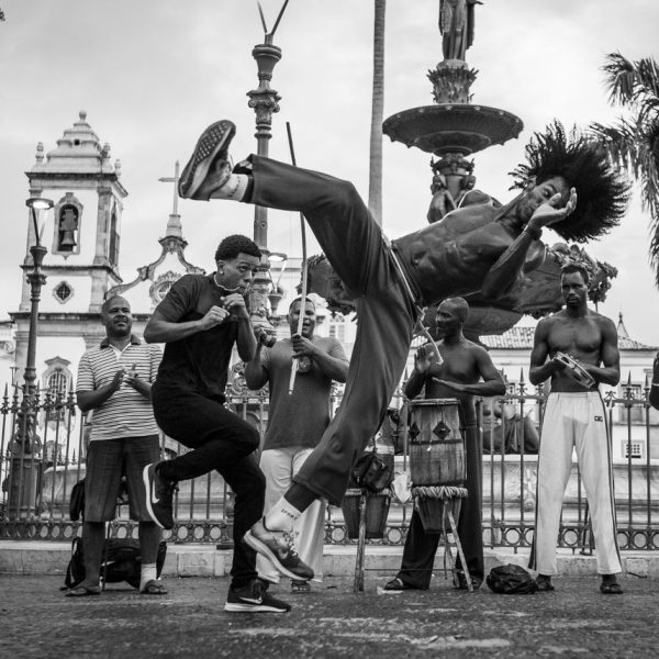 Dançarinos de capoeira se apresentam em uma rua do Pelourinho, em Salvador.