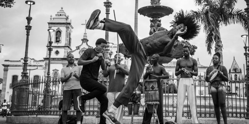 Dançarinos de capoeira se apresentam em uma rua do Pelourinho, em Salvador.