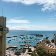 Vista do porto de Salvador com o Elevador Lacerda e a Baía de Todos-os-Santos ao fundo.