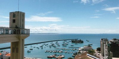 Vista do porto de Salvador com o Elevador Lacerda e a Baía de Todos-os-Santos ao fundo.