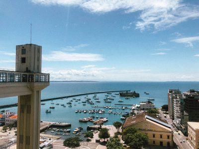 Vista do porto de Salvador com o Elevador Lacerda e a Baía de Todos-os-Santos ao fundo.