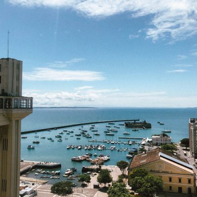 Vista do porto de Salvador com o Elevador Lacerda e a Baía de Todos-os-Santos ao fundo.