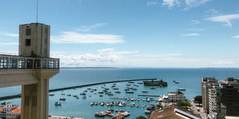 Vista do porto de Salvador com o Elevador Lacerda e a Baía de Todos-os-Santos ao fundo.